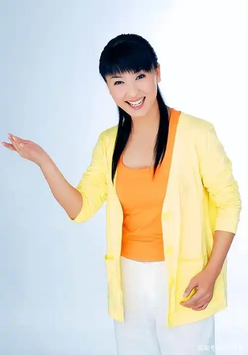 国家一级演员闫学晶,20岁出嫁甘当后妈,当了姥姥后又怀上了二胎