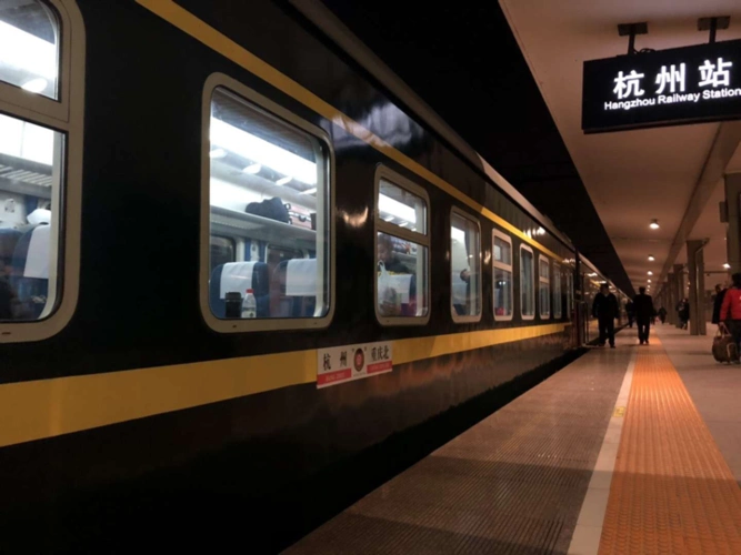 杭州城站深夜出发的k4173 为何吸引那么多人的目光?