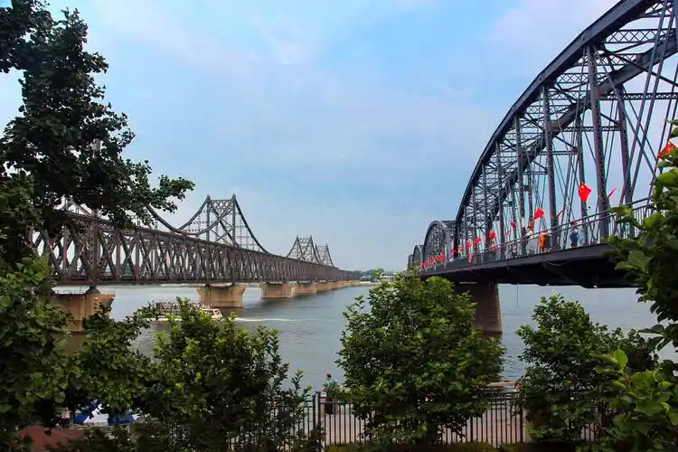 雄赳赳气昂昂跨过鸭绿江