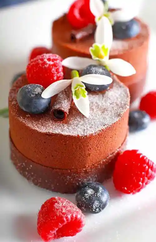 美味的甜点图片-香甜的巧克力草莓甜点素材-高清图片-摄影照片-寻图