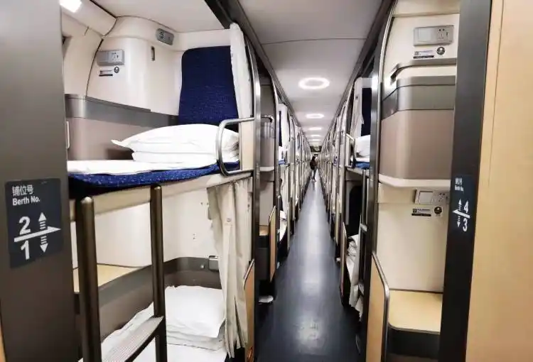 当晚,d904次动卧列车,由深圳北开往北京西.