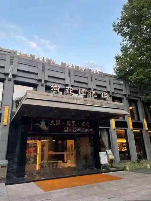 有很大的草坪和落地窗,景色不错.可以让我们喜欢拍照的凹造型了.