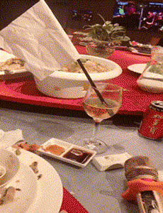 你们的酒量可真是好,我实在喝不下了,只好举白旗投降狗狗穿上鞋了路都