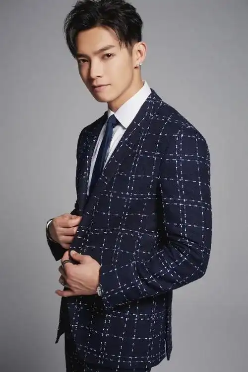 飞轮海的辰亦儒一身肌肉让人完全陷入一身粉色西装帅气有型