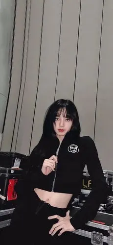 各位给我一些适合当手机壁纸的lisa图片