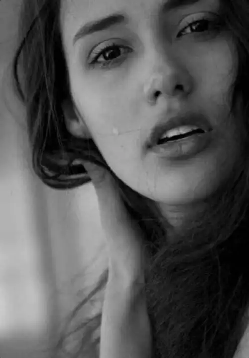 我为你心碎流泪你转身去安慰别人