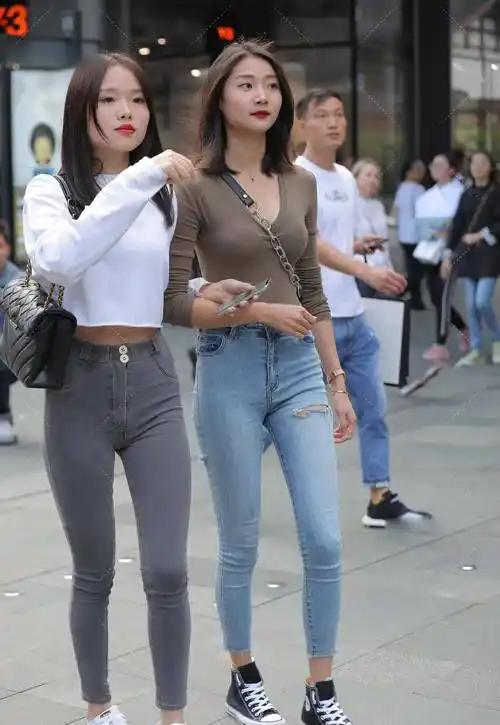 微胖小姐姐的半身裙穿搭示范,简单大方又舒适,尽显知性时尚美感_衣服