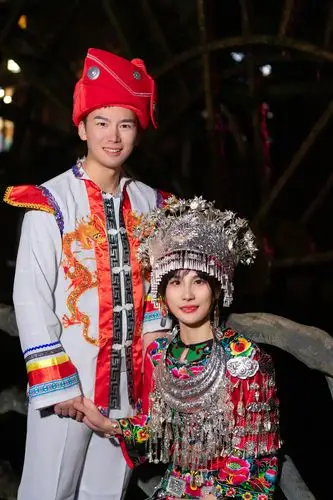 凤凰古城苗族婚服