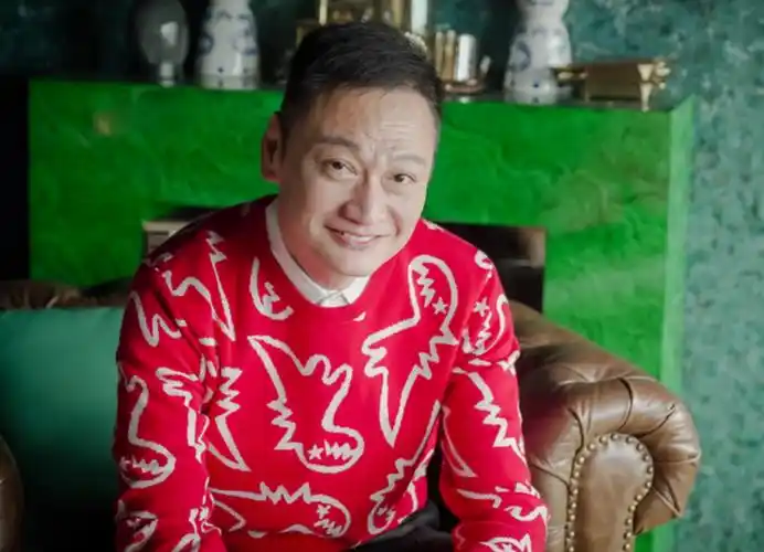 曝光的近照中,陶大宇穿着红色花纹上衣出镜,配上黑色西裤,打扮休闲.