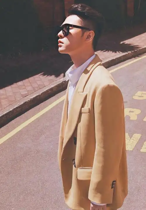 张云雷身穿黄色西装套装高级大气而黑色西装配套肩低调率性