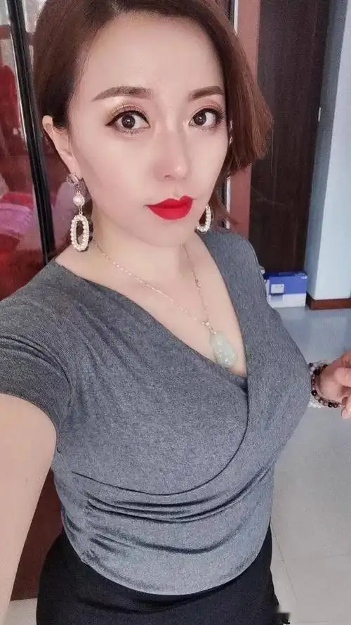 爱自拍的时尚成熟美人