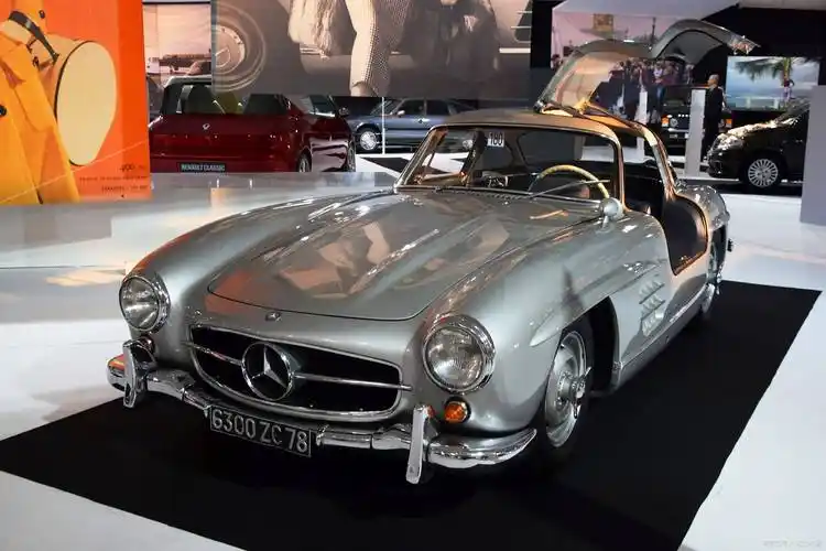 永恒经典:奔驰车型大盘点,每一辆都是时代的见证者