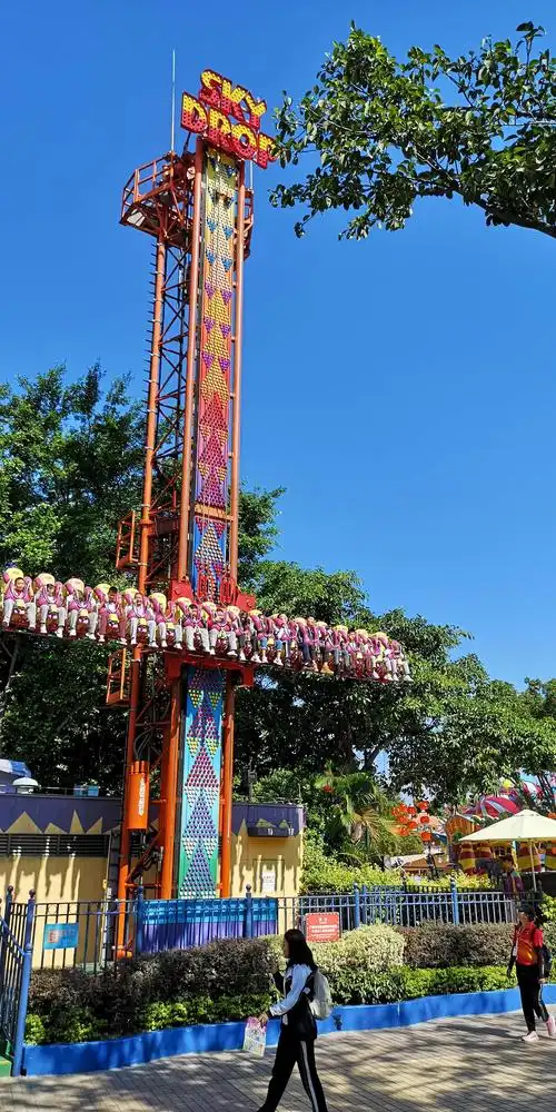 10月29号长隆欢乐世界,之前去顾着排队,玩十环过山车,大摆锤,u型滑板