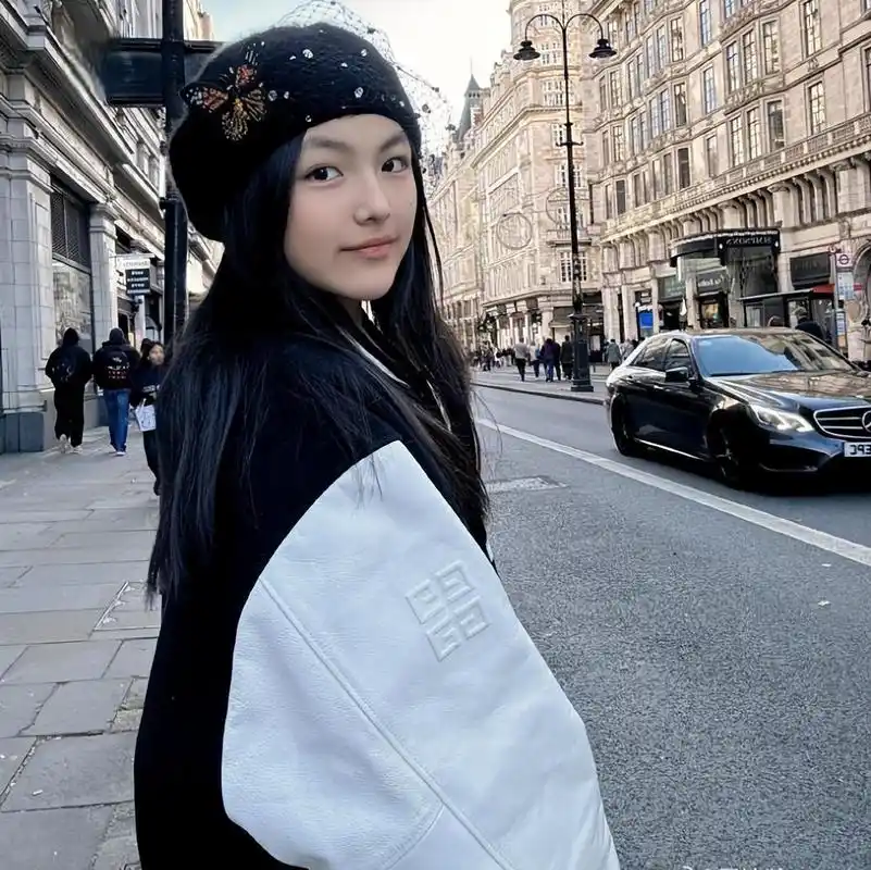 王诗龄:泳池自拍美照 王诗龄在社交平台上发布了一组生活随拍照片