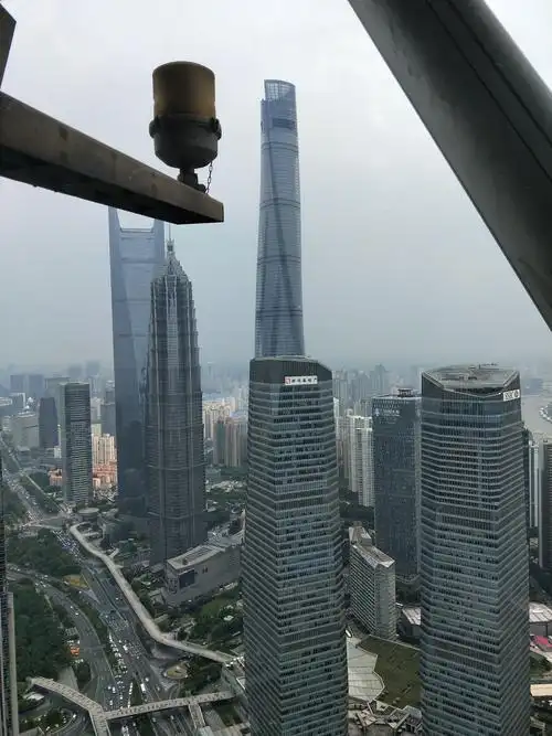 日本的钢刀楼,被我们中国的刀鞘楼给镇住了,司机这样给我们讲解的.