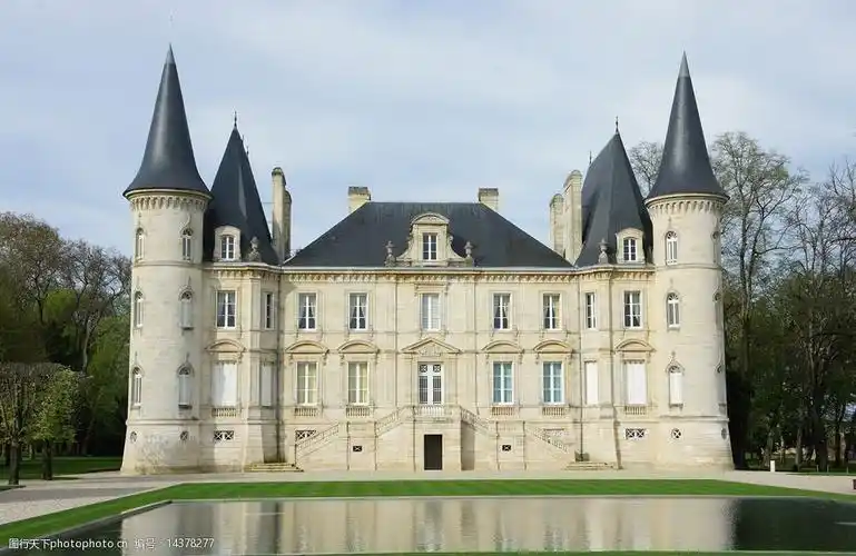 法国城堡草坪湖水图片