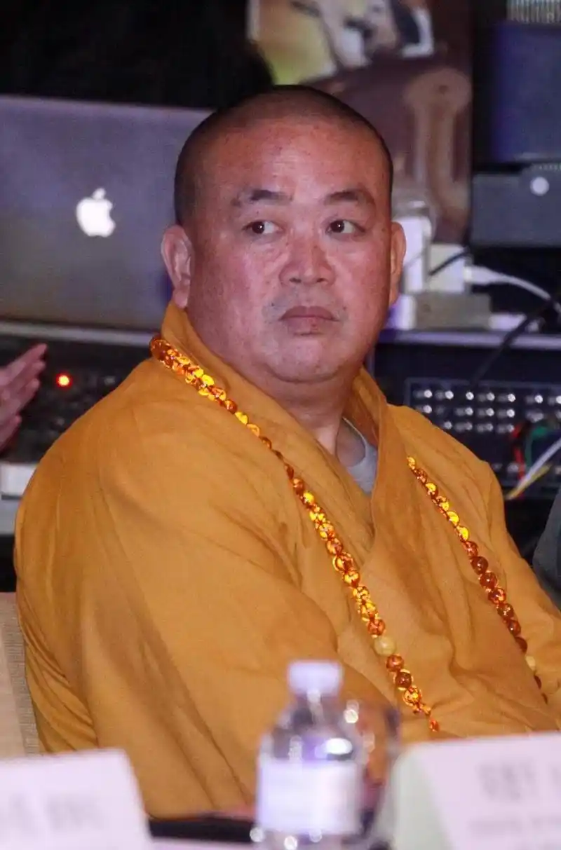 说个新鲜事,今天少林寺方丈释永信发了一张"素颜照",方丈亲自扛起锄头