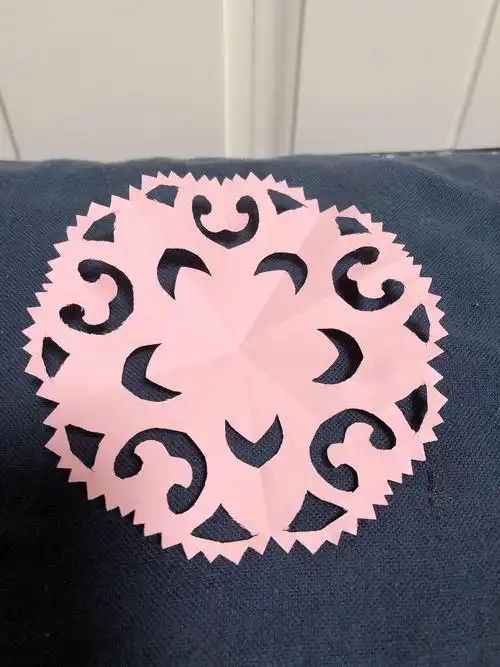 剪纸《爱心拉花》