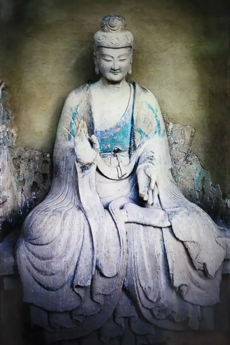 西魏彩绘泥塑麦积山石窟最美阿弥陀佛的微笑