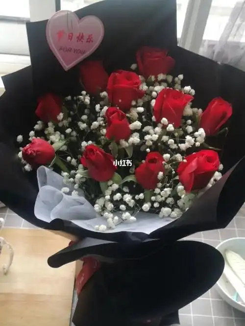 直男情人节送的满天星红玫瑰