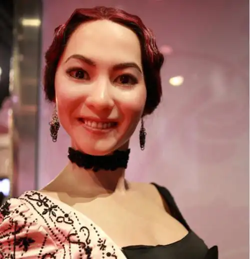 卡戴珊夫妇大尺度蜡像被展出 那些让人笑喷的蜡像