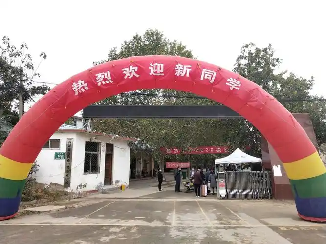 迎新条幅已提前挂起,准备就绪