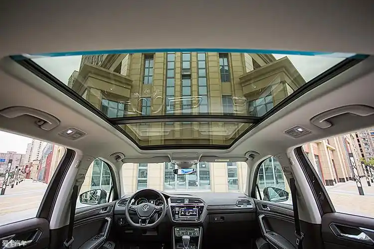 全景天窗的面积达到1.18㎡,前半部分可电动开启,后半部分为固定玻璃.