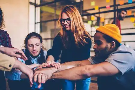 在团队中工作的男女工作人员团结一致,在合作中取得成功,年轻的设计