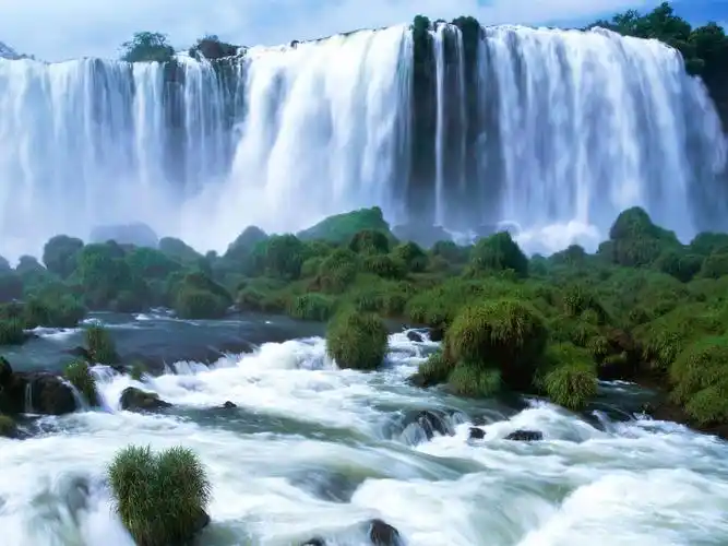 壮观的庐山瀑布