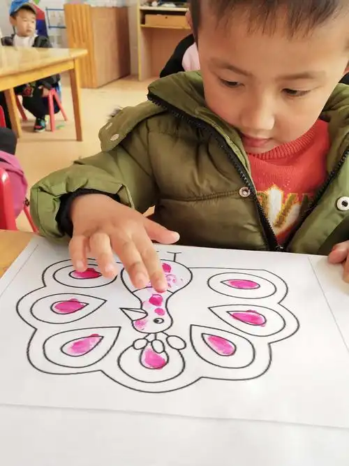 孩子们在认真的做手指画,看一下孔雀开屏了!真美!