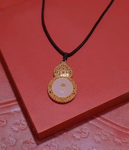 老凤祥葫芦金镶玉吊坠