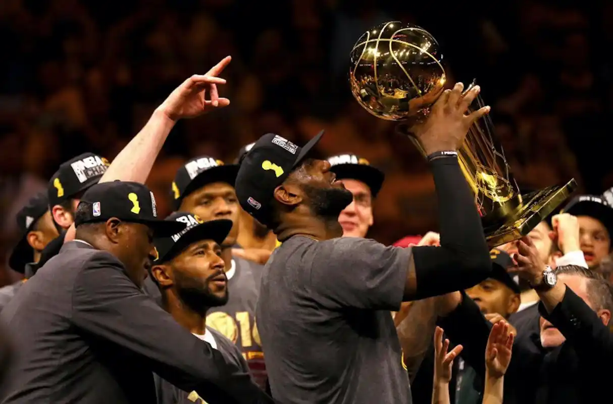 被看好73胜的勇士与詹姆斯回归的骑士,东西部老大头目在总决赛会师,从