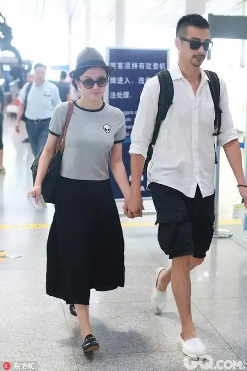 杨子珊牵手老公现身机场幸福到憋笑眼角眉梢都是爱