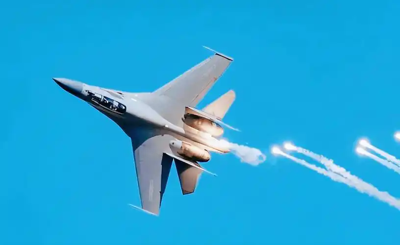 歼-16d挂6个电子吊舱,干扰功率是咆哮者的3倍;作战半径2000公里