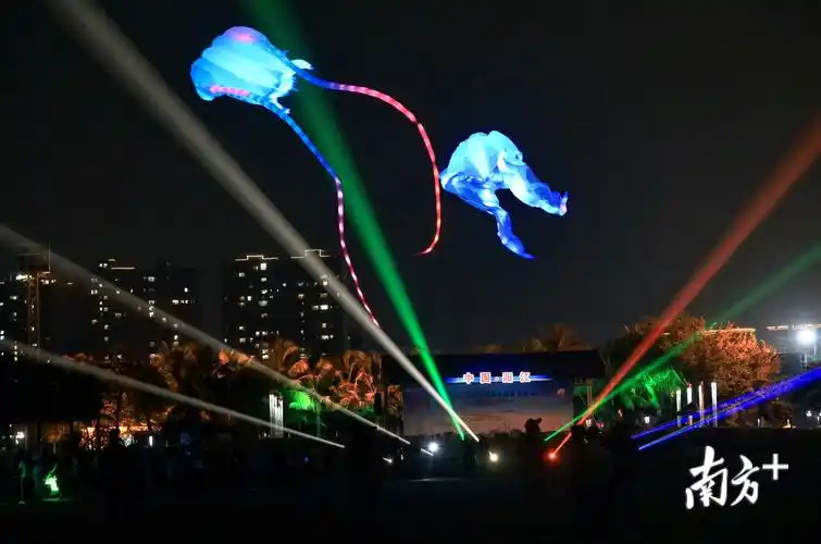 炫彩!夜光风筝闪亮阳江重阳夜空