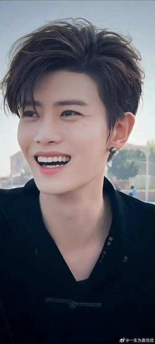 每当他露出这样的笑容,整个世界都仿佛变得明亮起来,充满了希望与美好