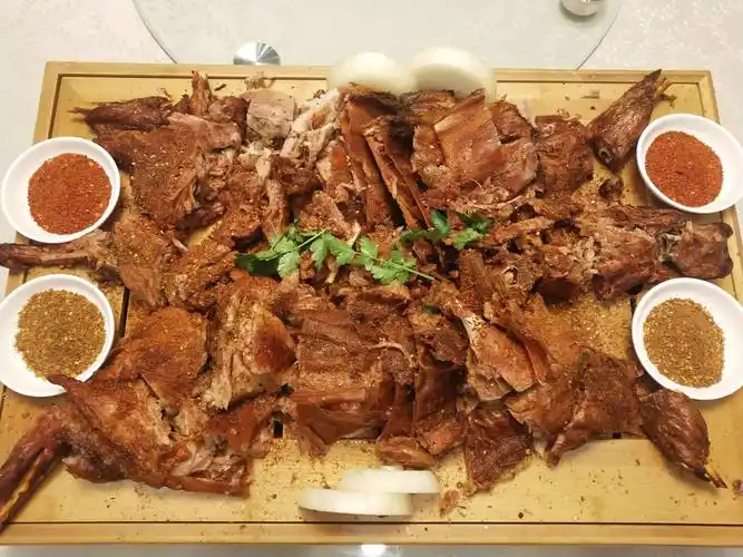 嵩御山庄音乐美食广场烧烤季隆重推出烤全羊!