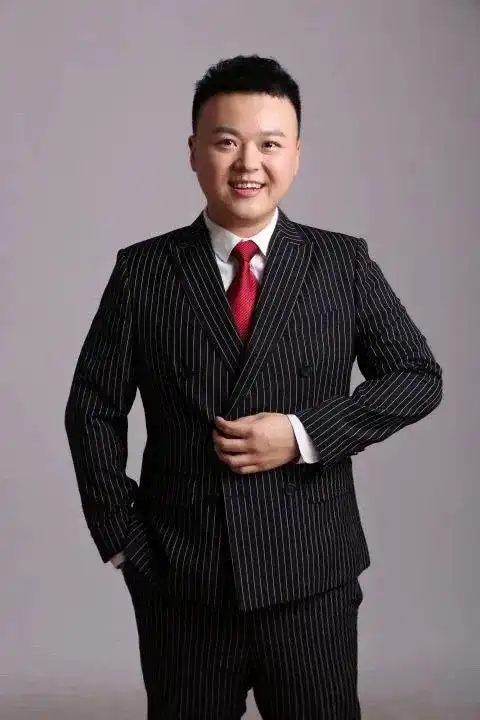 新凯一级播音员,杭州之声《杭广早新闻》主播,《大家朗读》主持人.