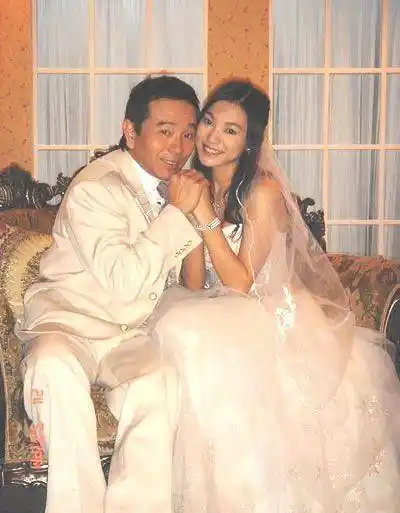 张晨光妻子曝光,已经60岁看起来这样年轻,幸福婚姻是