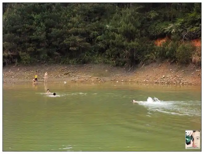 池塘洗澡的小孩