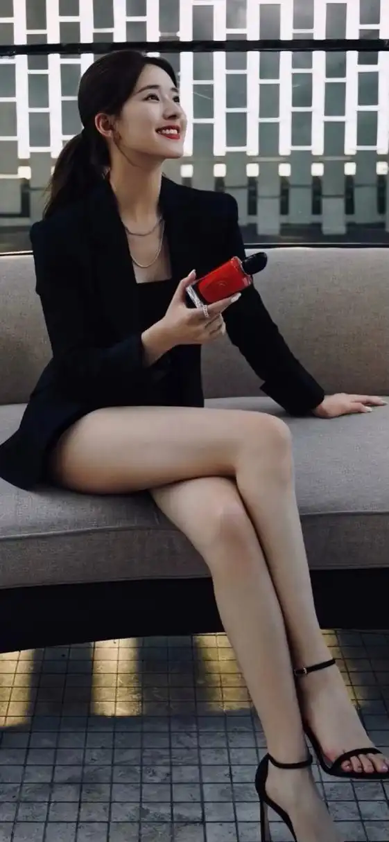 赵露思的小美腿