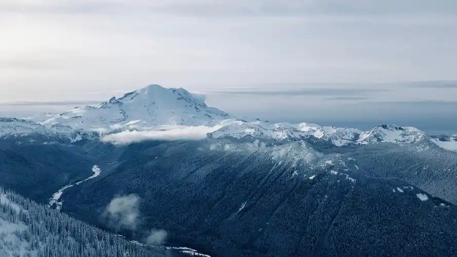 山峰湖泊道路风景图片桌面壁纸