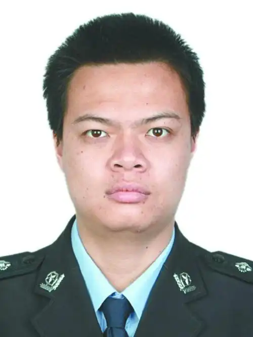 他将歹徒引离人群,激烈搏斗身中数刀