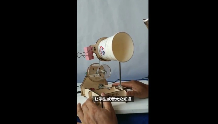 老师说"纸杯留声机"是朋友设计的,并非新发明,只是运用以前留声机的