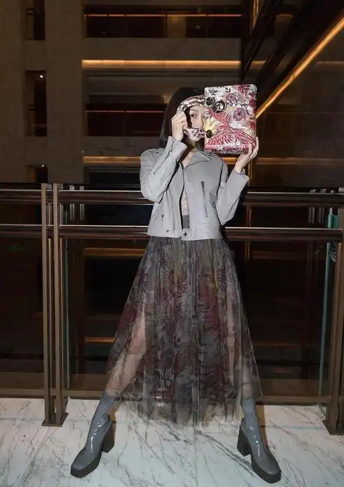 晚晚从豆瓣网红到迪奥大使v领纱裙搭西装外套自信女人惹人爱