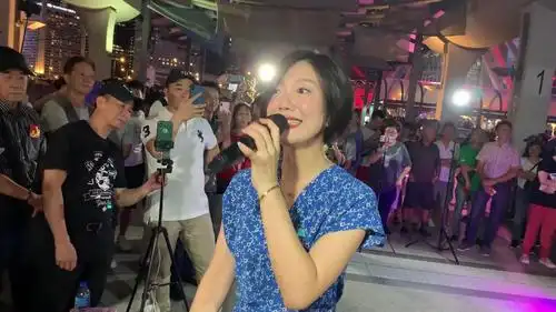 一首动感歌曲曼莉又唱又跳的她仿佛回到了18岁的样子