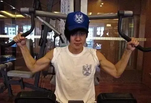 38岁林俊杰肌肉照被疯传中年人的自律从保持身材开始