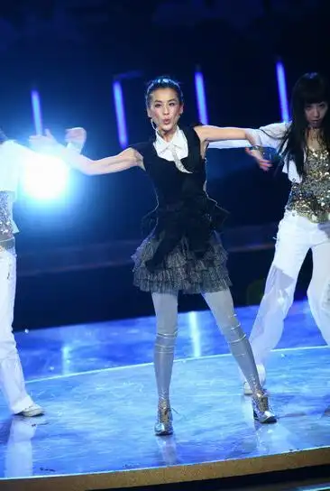 图文:众明星唱响奥运篮球馆--黄圣依热舞