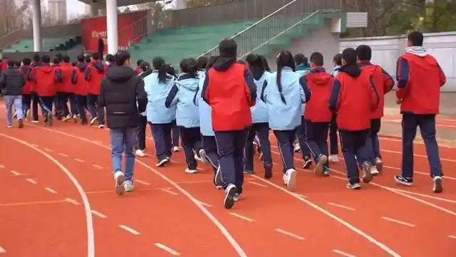 秉温暖初心创校服品类飒美特首创冬季校服温暖常熟