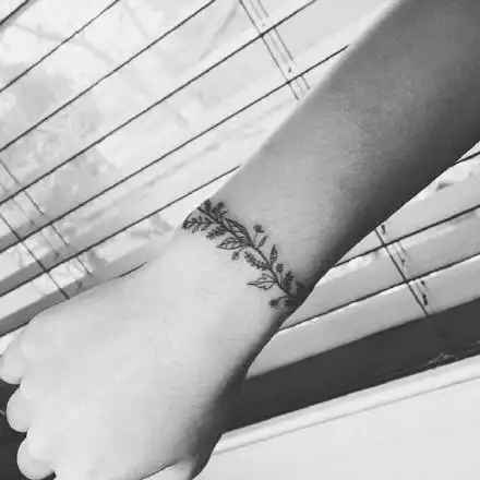 手腕处精致漂亮的手环手链纹身图案